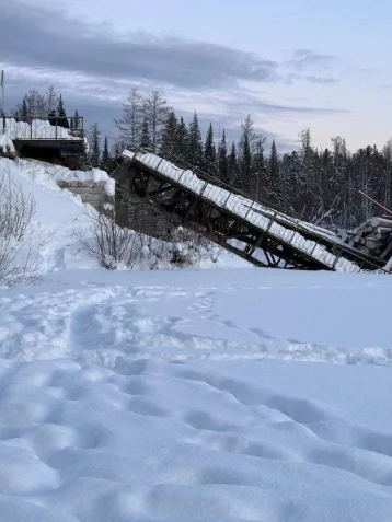Фото: В Иркутской области обрушился мост, когда по нему проезжал лесовоз 1