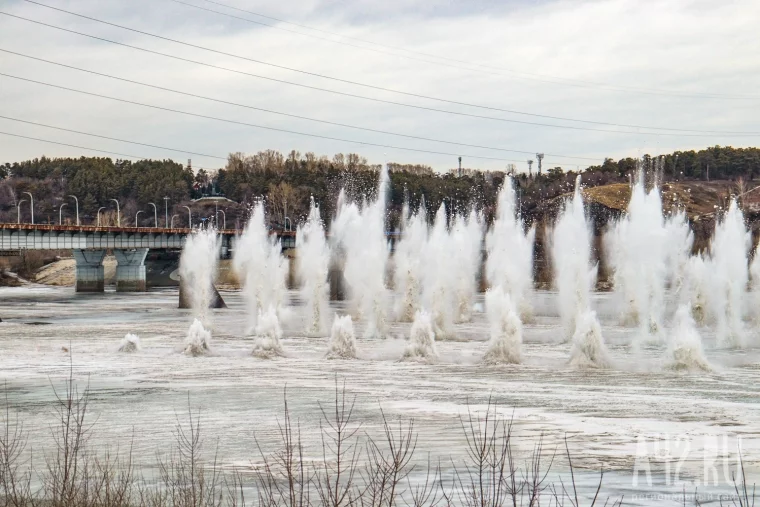 Фото: Грохот у реки: на Томи взорвали лёд 27