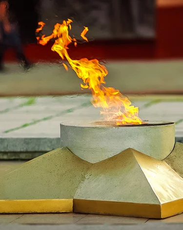 Прикурившую от Вечного огня жительницу Свердловской области оштрафовали на 80 000 рублей