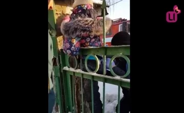 Фото: В Кузбассе девочка напоролась на металлическую пику забора 1