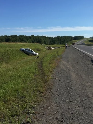 Фото: Стали известны подробности ДТП на кузбасской трассе с высыпавшимися из прицепа брёвнами 3