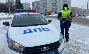 «Цветы для автоледи»: в Кемерове инспекторы ГИБДД поздравляли девушек за рулём с 8 Марта