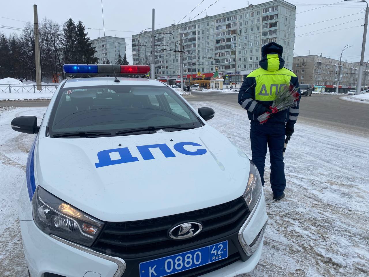 «Цветы для автоледи»: в Кемерове инспекторы ГИБДД поздравляли девушек за рулём с 8 Марта