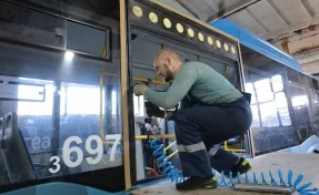«Процесс трудоёмкий»: власти города рассказали об установке дополнительных форточек в автобусах Кемерова