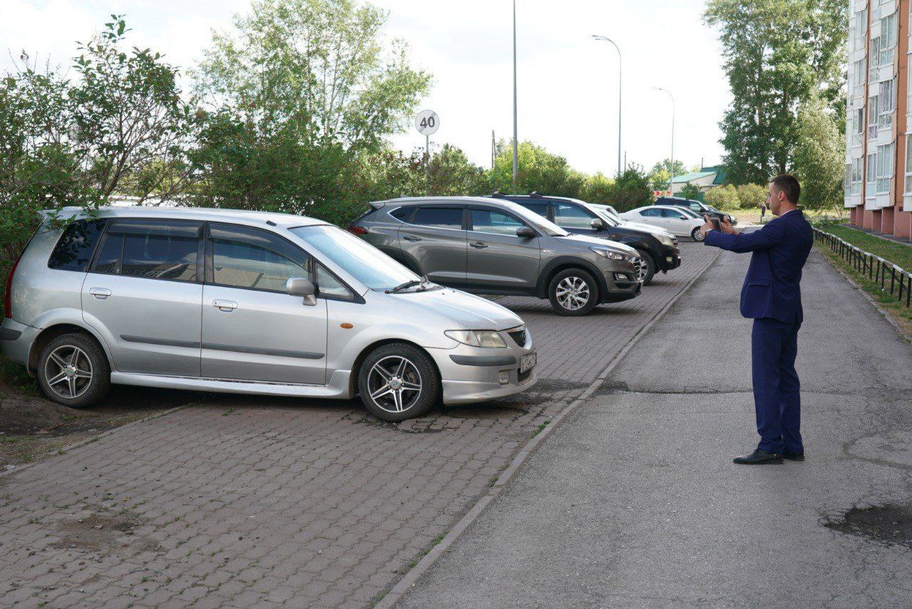 В Кемерове ежедневно штрафуют водителей за парковку на газонах