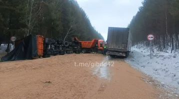 Фото: В Кузбассе на трассе столкнулись три грузовика: движение перекрыто 1