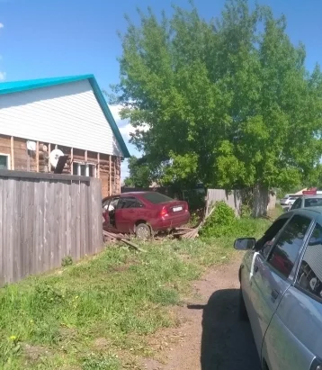 Фото: В Кузбассе легковушка снесла забор и врезалась в дом 1