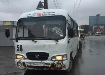 Фото: В Челябинске местный житель 40 минут крушил маршрутки битой 1