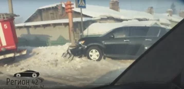 Фото: На печально известном перекрёстке в Кемерове автомобиль врезался в светофор 1