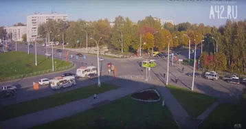 Фото: Езда по «встречке»: водитель Mercedes в Кемерове грубо нарушил ПДД 1