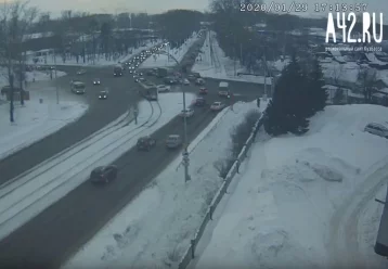 Фото: Момент ДТП с трамваем на кемеровском перекрёстке попал на видео 1