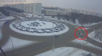Фото: В Кемерове момент ДТП на бульваре Строителей с автомобилем такси попал на видео 1