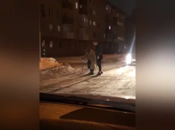Фото: В Кемерове таксист остановил движение, чтобы перевести через дорогу пожилую женщину 1