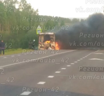 Фото: В Кемеровском районе очевидцы сняли дотла сгоревший рейсовый автобус 3