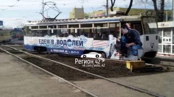 Фото: Трамвай сошёл с рельсов в центре Кемерова 1