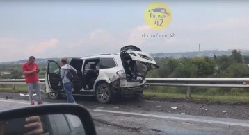 Фото: На новокузнецкой трассе серьёзно столкнулись КамАЗ и Mercedes 1