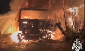 В Кемерове ночью загорелся жилой дом: МЧС показало кадры масштабного пожара
