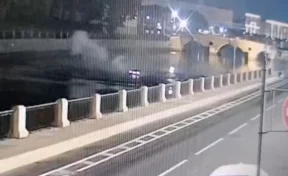 Момент падения Porsche Cayenne в реку с набережной Фонтанки в Петербурге попал на видео