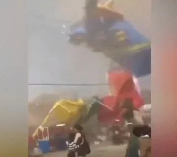 Фото: В Китае торнадо снёс батут с детьми, есть жертвы  1