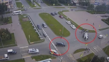 Фото: В Кузбассе момент ДТП с микроавтобусом попал на видео 1