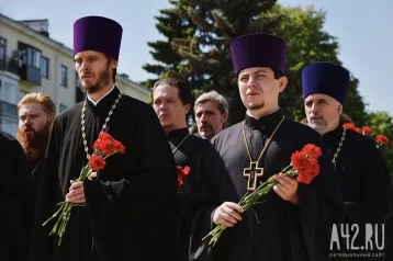 Фото: В Кемерове состоялось возложение цветов к Мемориалу Славы воинов-кузбассовцев 2