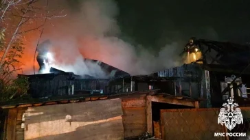 Фото: В Новокузнецке ночью сгорел частный дом и надворные постройки 2