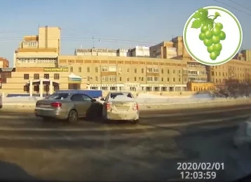Фото: Момент аварии около кемеровского ТЦ попал на видео 1