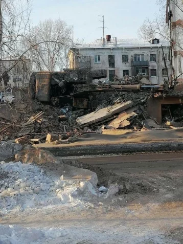 Фото: Власти Новокузнецка прокомментировали снос дома, где перевернулся экскаватор 1