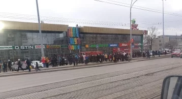 Фото: В Кемерове посетителей крупного торгового центра эвакуировали из-за возгорания 1