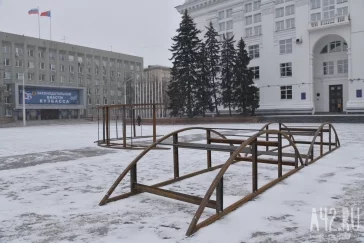 Фото: В Кемерове на площади Советов начали собирать ель за 18 млн рублей 3