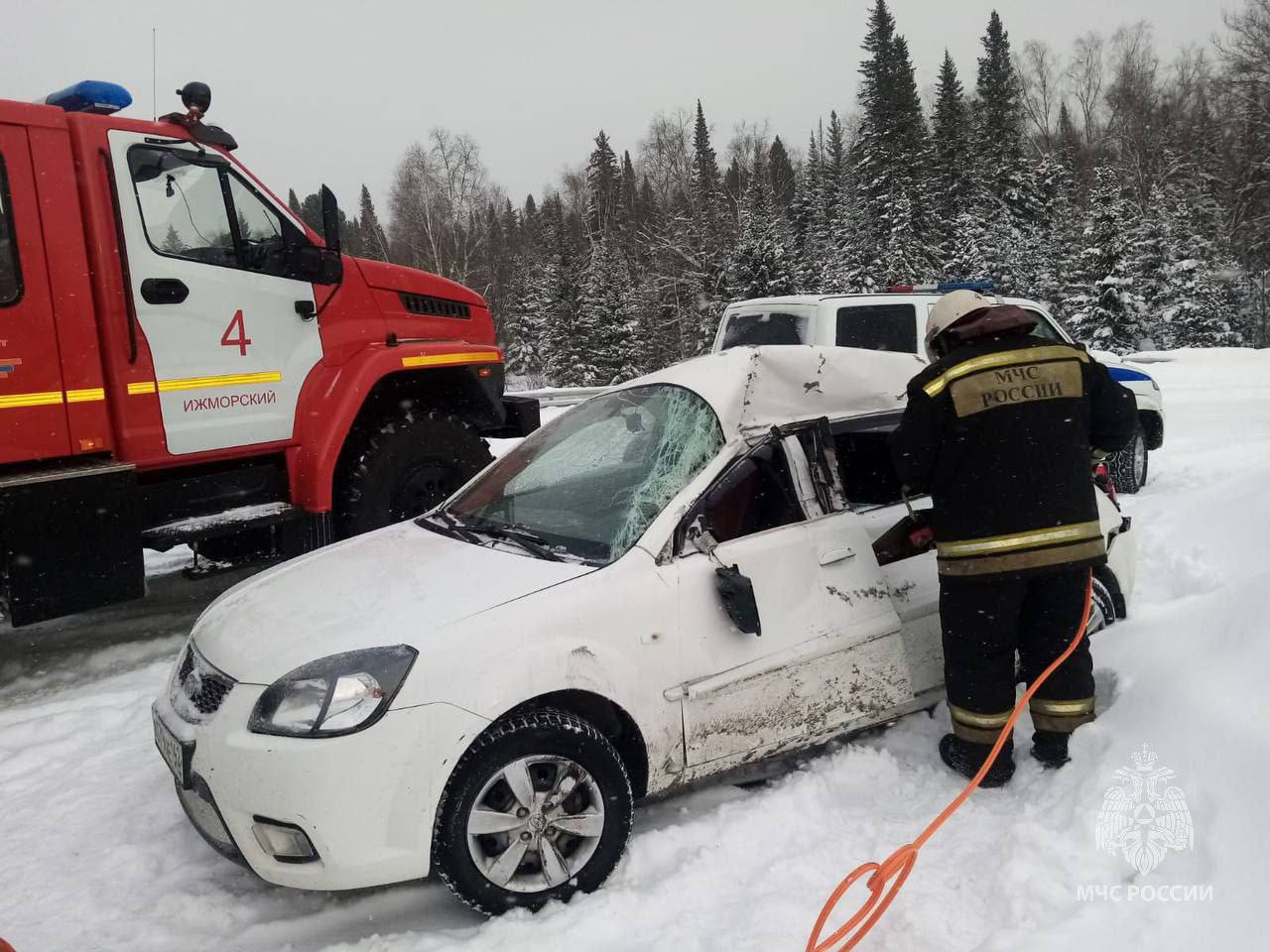 Спасатели пришли на помощь водителю, который попал в серьёзное ДТП на кузбасской трассе