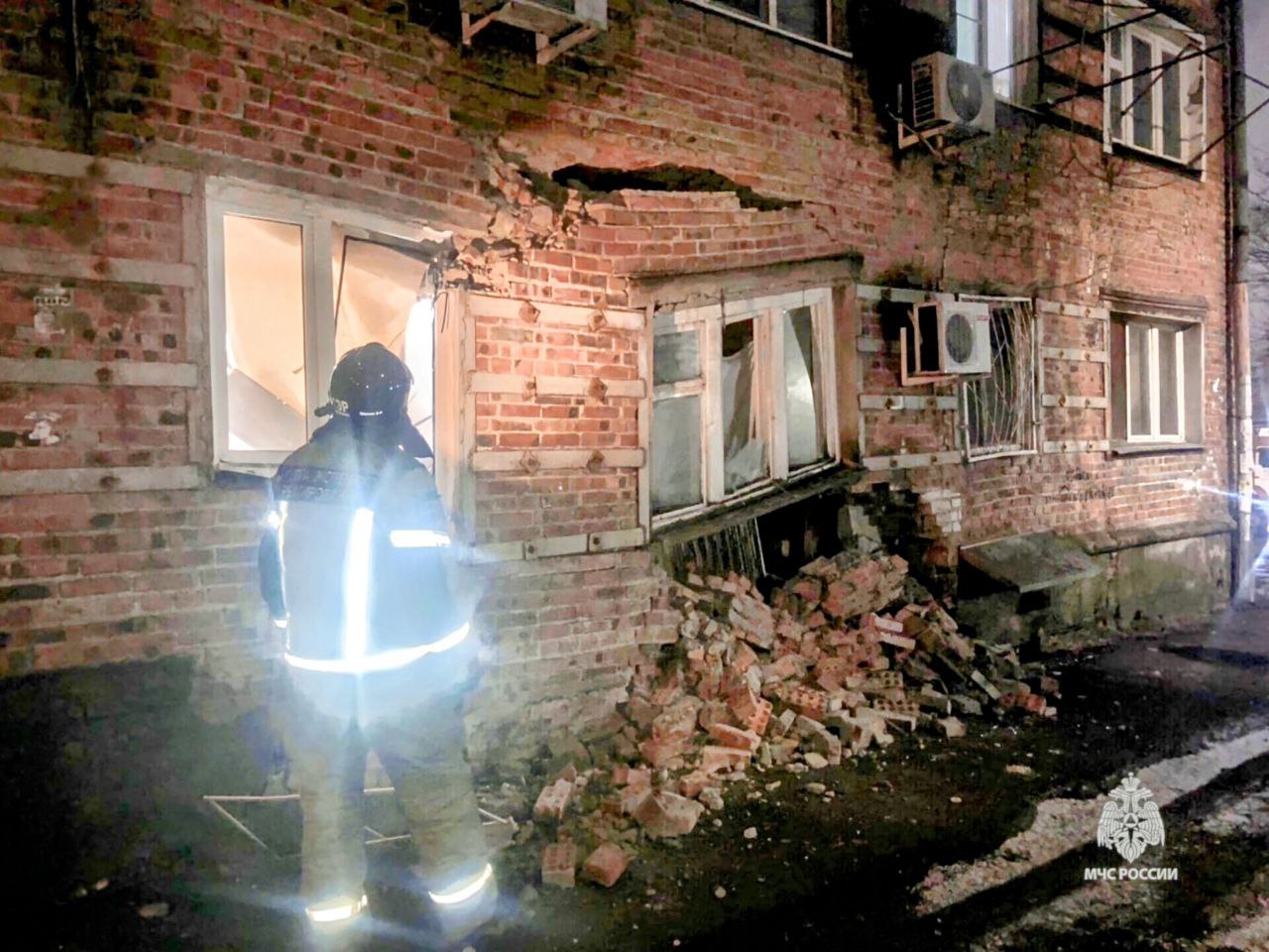 В Ростове-на-Дону более 50 жильцов обрушившегося дома разместили в школе