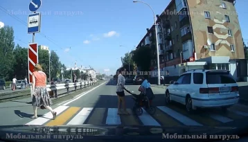 Фото: Полиция установила личность водителя, едва не сбившего женщину с коляской в Кемерове 1