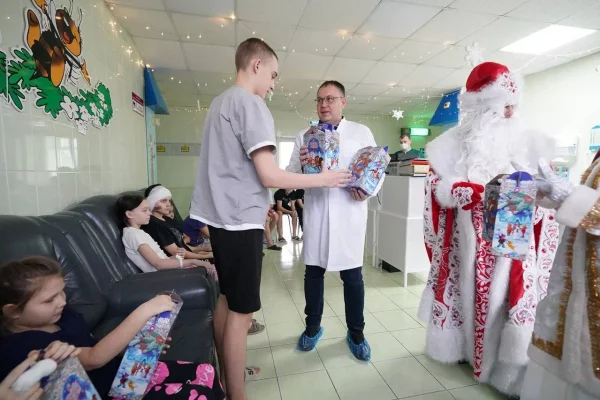 Илья Середюк вместе с Дедом Морозом навестил детей в больнице в Кемерове