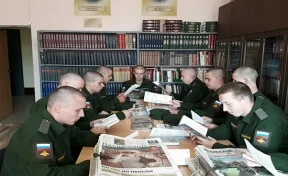 Кузбасские военнослужащие прочитали друг другу роман Шолохова