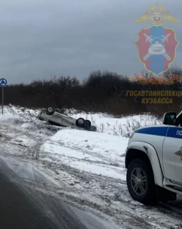 Машина с 2-летним ребёнком в салоне опрокинулась в Новокузнецке