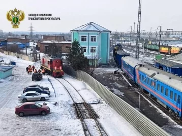 Фото: В Кузбассе тепловоз сошёл с рельсов 1