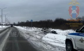 Машина с 2-летним ребёнком в салоне опрокинулась в Новокузнецке