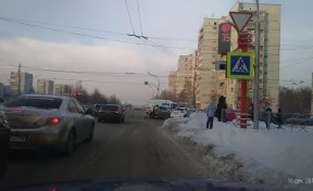 На бульваре Строителей в Кемерове столкнулись две легковушки, собирается пробка