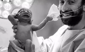 Лучший кадр: сорвавший с врача маску младенец произвёл фурор в Сети