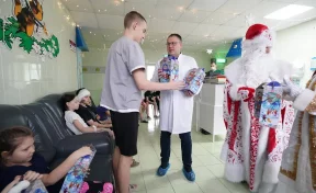 Илья Середюк вместе с Дедом Морозом навестил детей в больнице в Кемерове