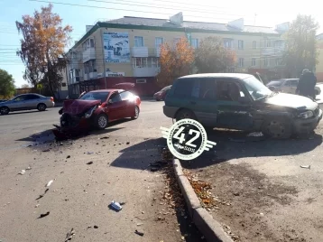 Фото: В Кузбассе иномарка вылетела на тротуар с пешеходами 1