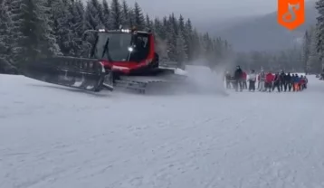 Фото: Необычный подъём лыжников на гору сняли на видео 1