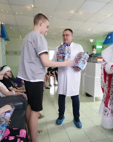 Илья Середюк вместе с Дедом Морозом навестил детей в больнице в Кемерове