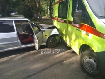 Фото: В Новокузнецке столкнулись ВАЗ и автомобиль скорой помощи 1