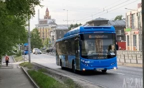 Мощное пламя охватило автобус №63 на проспекте Курако в Новокузнецке