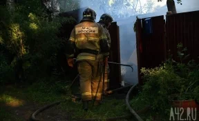 Кузбассовцы сообщили о загоревшемся после грозы доме 