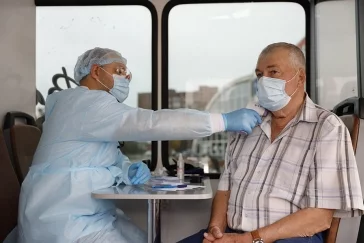 Фото: Более 2 500 кузбассовцев поставили прививки от гриппа в мобильных пунктах 3