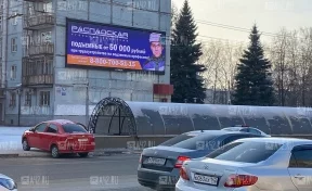 Соцсети: в Кузбассе автомобиль вылетел на остановку и врезался в подземный переход