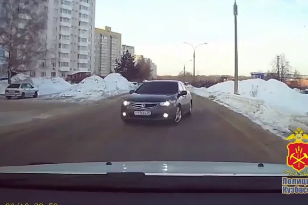 Полностью тонированная иномарка создала аварийную ситуацию в Кемерове